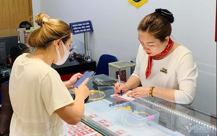 Khách giao dịch vàng tại Hà Nội. Ảnh: Vietnamnet