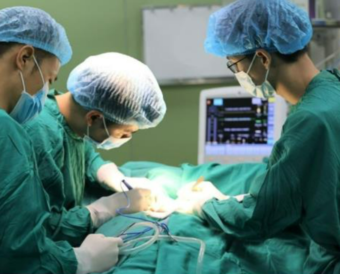 Các bác sĩ thực hiện phẫu thuật cắt toàn bộ tuyến giáp kết hợp nạo vét hạch cổ hai bên. Ảnh: BVCC.