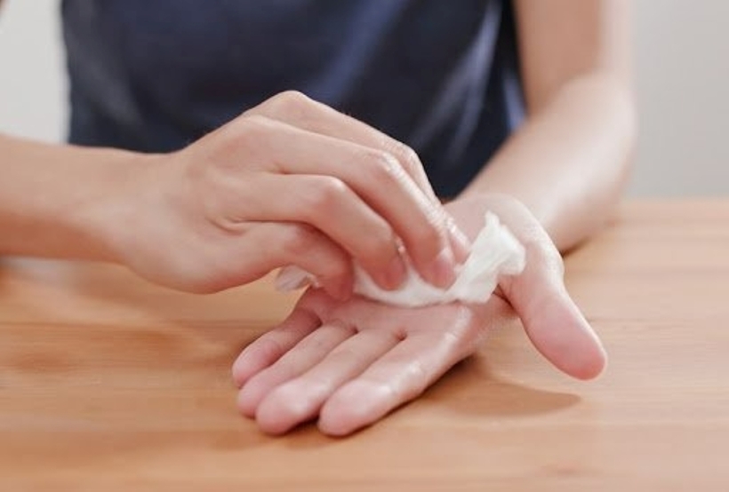 Tình trạng ra mồ hôi tay sẽ khiến bạn có nhiều trải nghiệm xấu trong cuộc sống. Ảnh minh họa