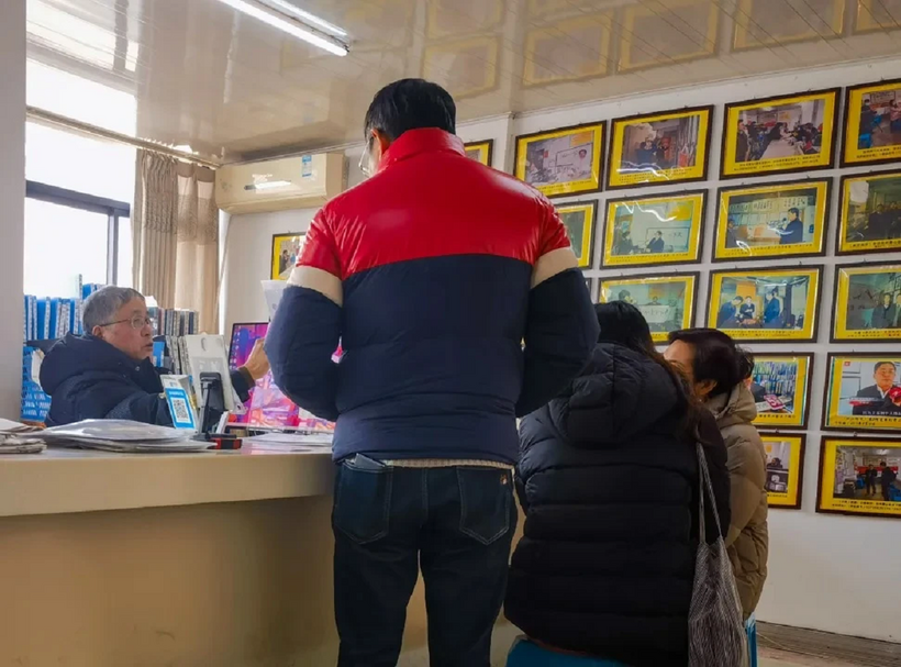 Li Jiyan nói chuyện với một gia đình đang tìm kiếm người ở rể. Ảnh: Fir Record.