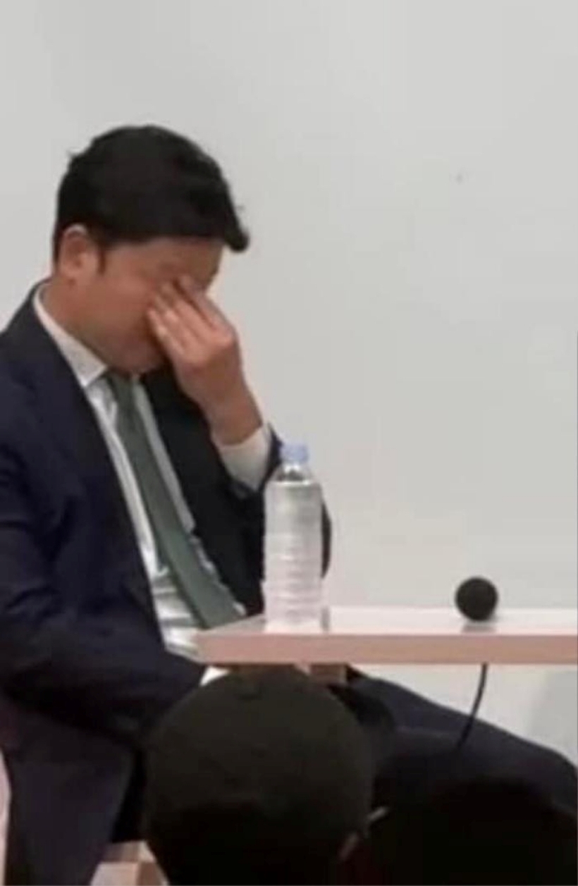 Luật sư riêng của Min Hee Jin gây xôn xao vì những khoảnh khắc chán nản, vò đầu bứt tóc trong lúc thân chủ phát biểu.