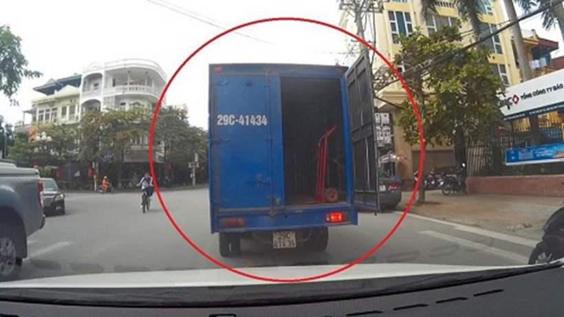 Cốp xe, thùng xe bị bật ra tiềm ẩn nhiều nguy hiểm. Ảnh minh họa.