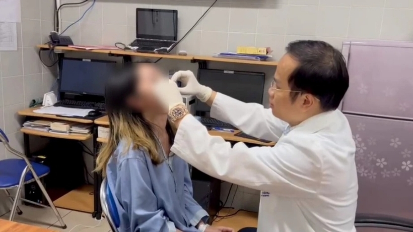 Bác sĩ Hoàng Hồng khám cho bệnh nhân bị biến chứng sau thẩm mỹ tại spa. Ảnh: Báo Giao Thông