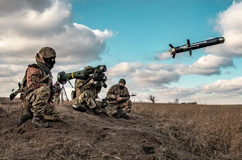 Binh sĩ Ukraine sử dụng tên lửa Javelin của Mỹ. Ảnh: AP