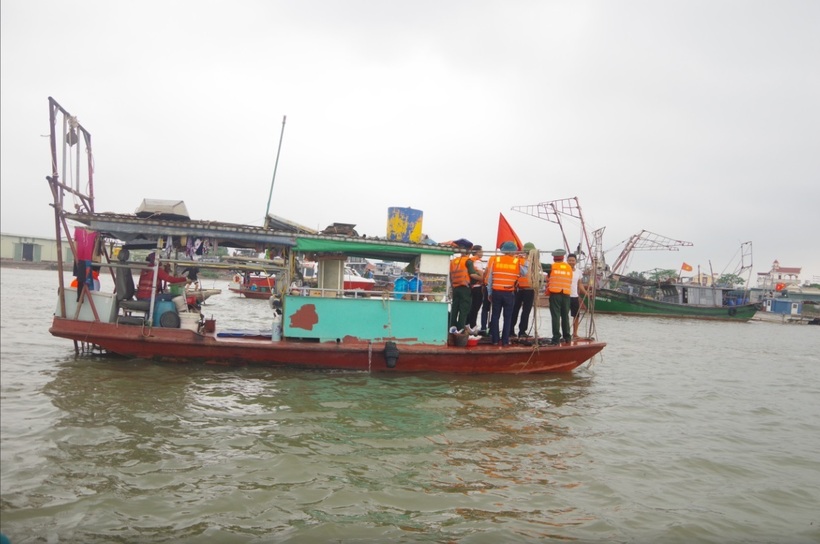 Triển khai lực lượng tích cực tìm kiếm nạn nhân sông Chanh. Ảnh: Báo Giao thông.