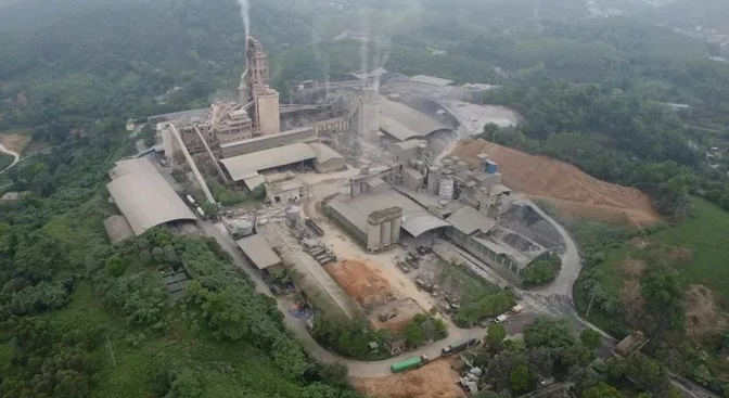 Nhà máy xi măng, nơi xảy ra vụ tai nạn lao động đặc biệt nghiêm trọng khiến nhiều công nhân tử vong.(Ảnh: GD&TĐ)