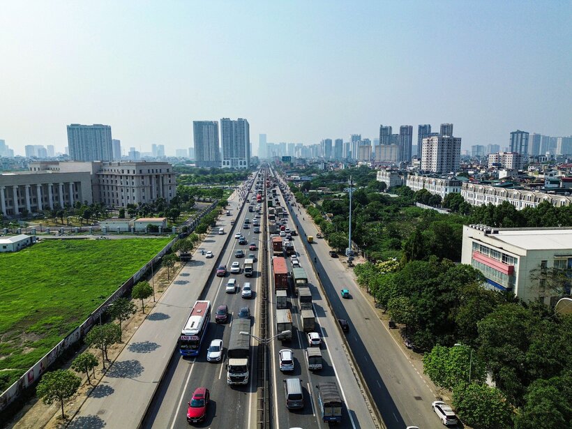 Từ 16h ngày 26/4, những trục đường chính của Hà Nội bắt đầu ùn tắc do đông người dân đổ về quê nghỉ lễ. Trên Vành đai 3 trên cao, hướng đi cầu Thanh Trì, cao tốc Pháp Vân - Cầu Giẽ, dòng xe nối đuôi nhau nhích từng chút một. Đây là một trong những tuyến đường ở cửa ngõ tây nam Thủ đô thường xuyên ùn tắc vào dịp lễ, Tết.