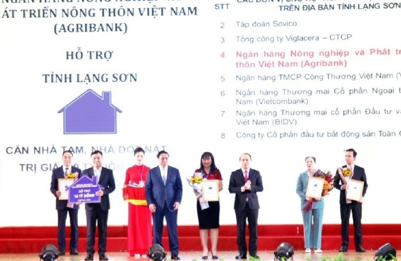 Đại diện Agribank  - Đ/c Phùng Thị Bình Phó Tổng Giám đốc (thứ 5 từ trái sang) trao biểu trưng tài trợ 10 tỷ đồng