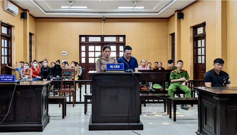 Vợ chồng bị cáo Trương Đình Nhạt tại phiên tòa. (Ảnh: Giao thông)