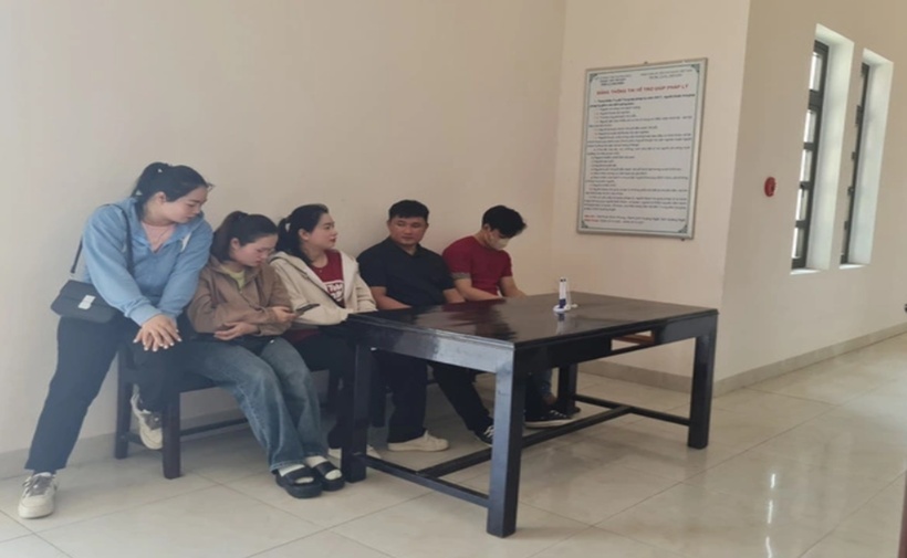 Anh Đạt (áo đen) cùng gia đình trong lúc chờ phiên tòa diễn ra. (Ảnh: Tuổi trẻ)