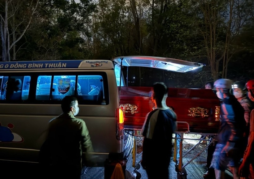 Thi thể nạn nhân được bàn giao cho gia đình. Ảnh: Lao động