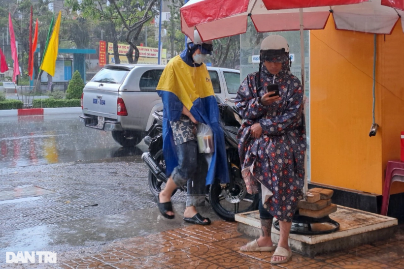 Cần Thơ mưa "vàng" như trút nước sau nửa năm khô hạn - 2