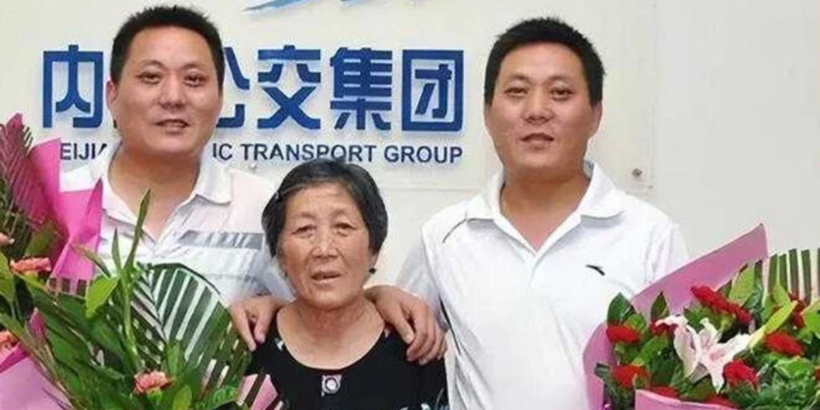 Hai anh em đoàn tụ với mẹ ruột. Ảnh: VTC News