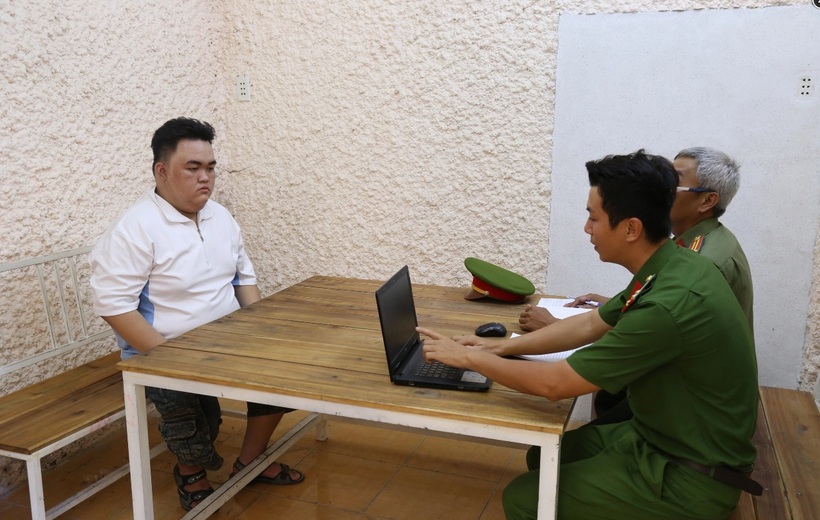 Đối tượng Đạt tại cơ quan điều tra. Ảnh: Dân Việt.