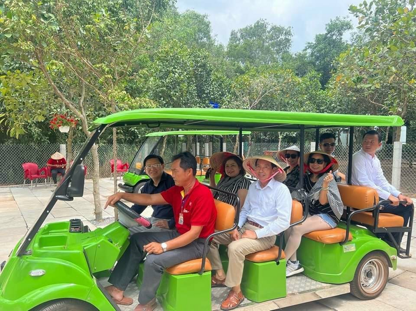 Phương tiện xe điện xuyên rừng cũng là một trải nghiệm thật đặc biệt