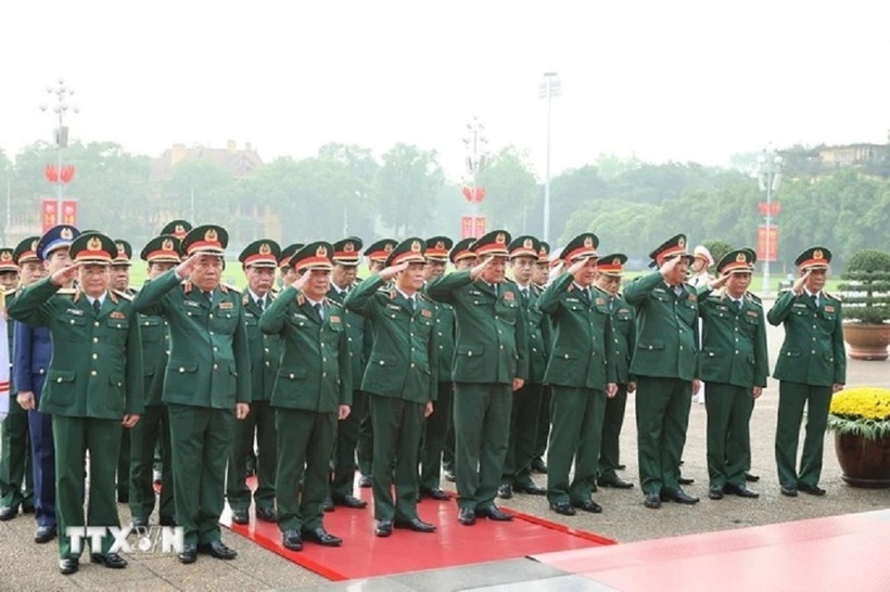 Đoàn đại biểu Quân ủy Trung ương, Bộ Quốc phòng vào Lăng viếng Chủ tịch Hồ Chí Minh. (Ảnh: Dương Giang/TTXVN)