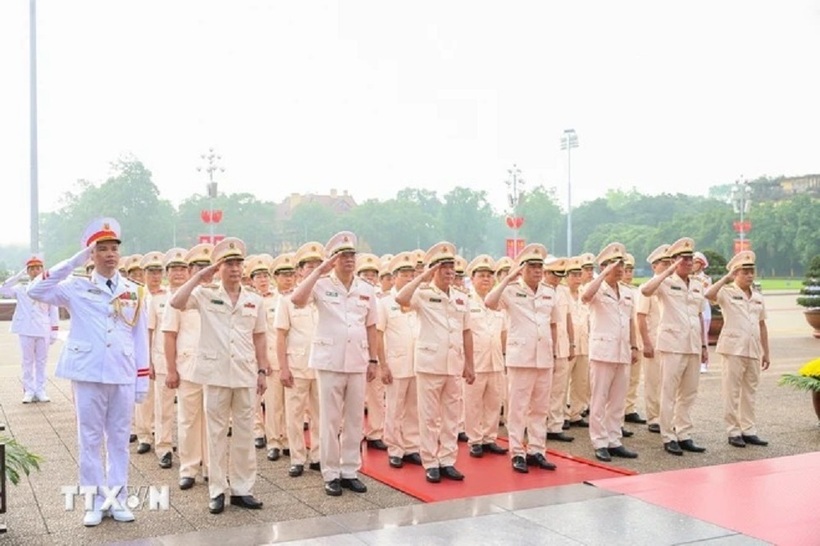 Đoàn đại biểu Đảng ủy Công an Trung ương-Bộ Công an vào Lăng viếng Chủ tịch Hồ Chí Minh. (Ảnh: Dương Giang/TTXVN)