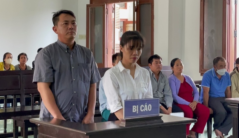 Bị cáo Trịnh Minh Tuấn và Duy Huỳnh Nhật Lệ tại tòa. (Ảnh: VietnamNet)