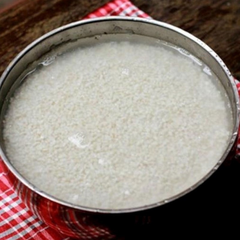 Ngâm gạo trước khi nấu.