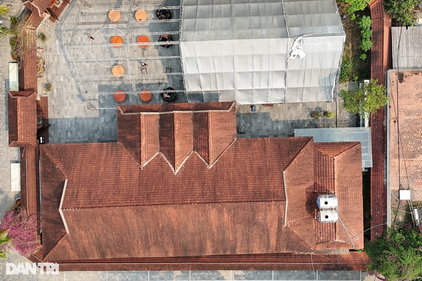 Ngôi nhà tọa lạc trong khuôn viên 2.000m2, hoàn thành vào năm 2014, được thi công từ 500m3 gỗ lim nguyên chất với hơn 20.000 công lao động của các nghệ nhân lành nghề.Nguyên vật liệu để xây dựng căn nhà sàn này là hơn 200 tỷ đồng (chưa kể trả tiền cho hơn 20.000 công lao động).