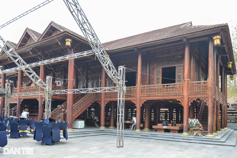 Ngôi nhà sàn gỗ lim lớn nhất Việt Nam được thiết kế theo lối kiến trúc của đồng bào dân tộc Thái, gồm 7 gian khách, 3 gian mái, mỗi gian rộng 3,8m.