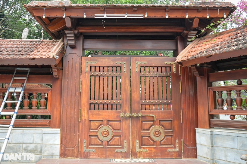 Một trong hai cổng chính của ngôi nhà mang phong cách mới nhưng vẫn giữ nét kiến trúc cổ kính, trụ cổng cao 3,5m.