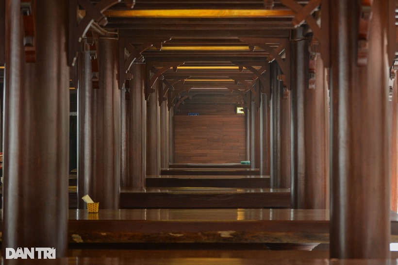 Nguồn gỗ lim xây dựng nên nhà sàn và các công trình khác được nhập khẩu từ Lào, đáng chú ý những cây gỗ lim nguyên khối này hơn 900 tuổi. Còn đá, gạch lát xây nhà sàn được mua vận chuyển từ Nghệ An chuyển ra Điện Biên.