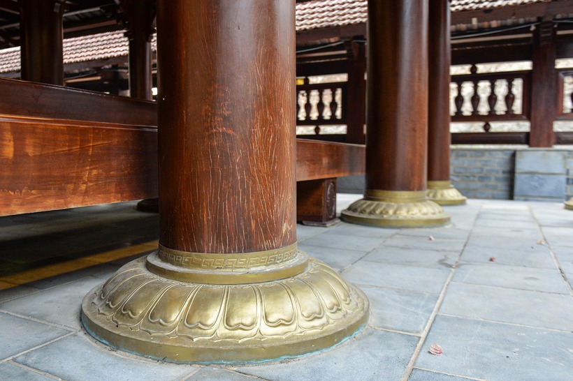 Công trình vững chãi với hệ thống cột trụ lên đến 64 cột, trong đó có 16 cột cái (đường kính từ 60 đến 80cm, cao 11,9m) và 48 cột bao quanh (đường kính từ 35 đến 40cm, cao 8m), đế cột được đúc bằng đồng nguyên chất với khối lượng 3,5 tấn.