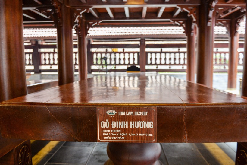 Ngoài ra, tại tầng một của nhà sàn có 14 bộ sập bằng gỗ đinh hương, cẩm lai nguyên khối có tuổi từ 300 đến 500 năm.