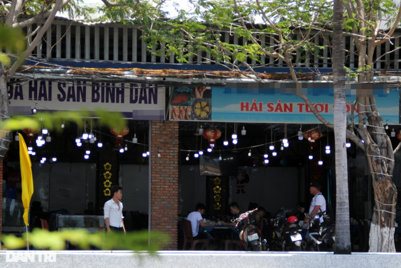 Quán T.S. vẫn mở cửa hoạt động vào ngày 25/4, dù đã nhận thông báo tạm dừng. Ảnh: Dân Trí.