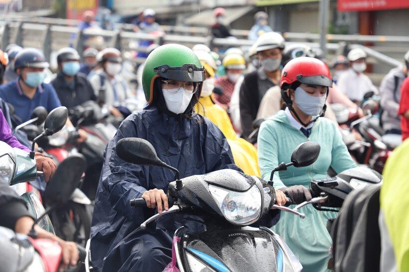Chị Trần Thị Hà (ngụ quận Gò Vấp) cho biết cảm thấy rất vui khi có cơn mưa sau chuỗi ngày nắng nóng kéo dài. “Mưa vẫn nhỏ nhưng tôi vẫn thấy vui, hy vọng những ngày tới sẽ có những trận mưa lớn hơn để giúp "giải nhiệt" cho thành phố sau chuỗi ngày nắng nóng kéo dài nhiều tháng qua” - chị Hà bày tỏ.