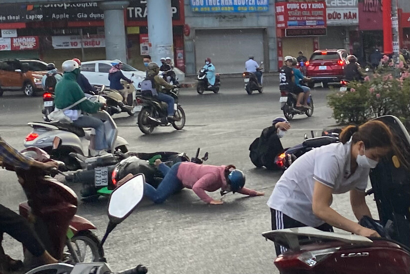Trong mưa, nhiều người khi vội lưu thông trên đường đã bị té ngã. Giao thông một số khu vực rối loạn do nhiều người dừng lại mặc áo mưa.