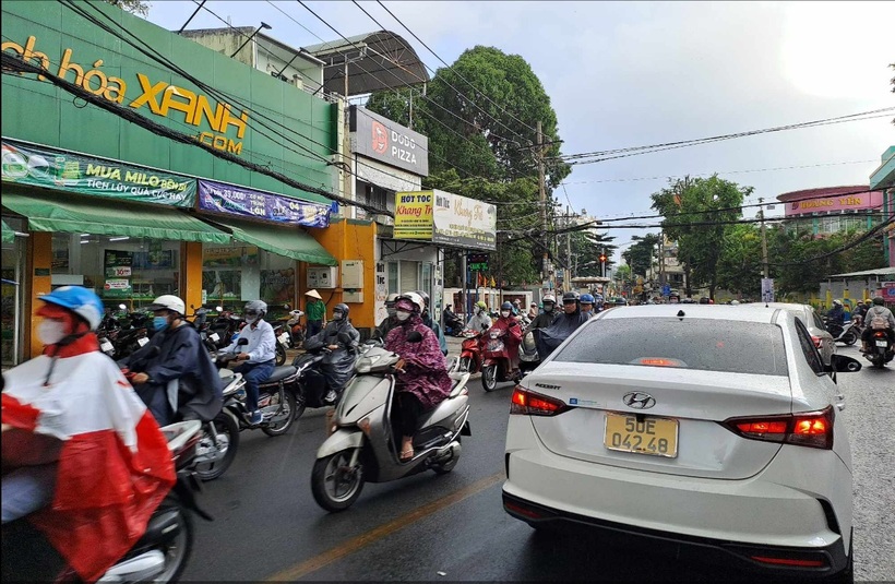 "Nguyên nhân gây mưa ở TP.HCM sáng nay là do có gió Đông Nam kết hợp với ẩm nên xảy ra mưa trái mùa, nhưng những cơn mưa này chỉ thoáng qua là kết thúc. Trong những ngày tới cũng có thể sẽ xảy ra những cơn mưa thoáng qua tương tự"- ông Lê Đình Quyết nói.