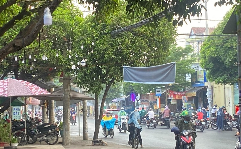 Mở rộng ra toàn khu vực Nam Bộ, trong những ngày này, thời tiết có mây thay đổi. Đêm không mưa, ngày nắng nóng. Miền Đông có ngày nắng nóng gay gắt. Chiều tối và đêm có mưa rào và dông vài nơi. Trong cơn dông cần đề phòng có lốc, sét và gió giật mạnh.