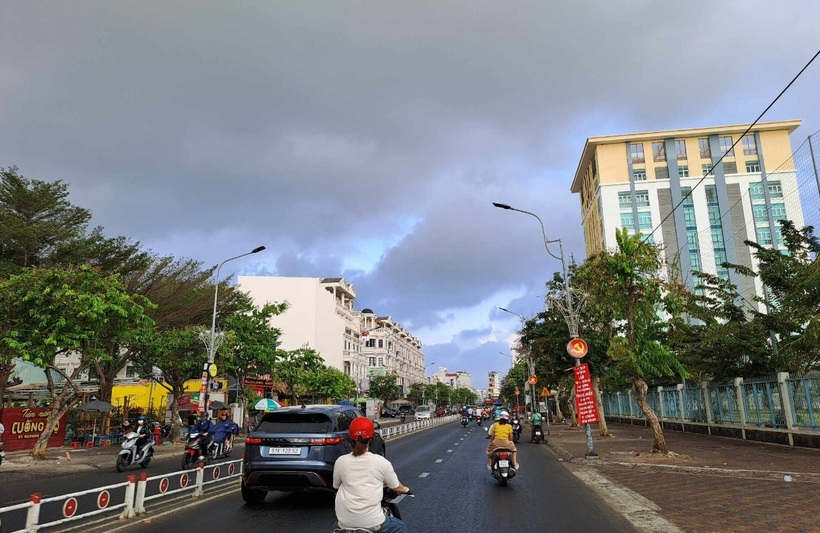 Nhiệt độ thấp nhất trong ngày phổ biến từ 27-29 độ C, có nơi 29-30 độ C. Nhiệt độ cao nhất trong ngày tại miền Đông từ 36-38 độ C, có nơi trên 38 độ C. Trong khi đó, tại miền Tây từ 34-36 độ C, có nơi trên 36 độ C.