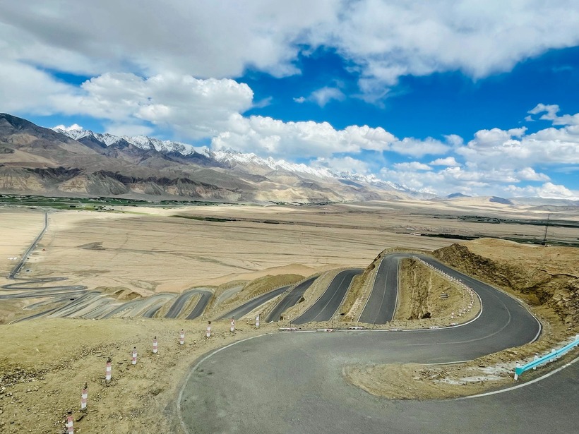 Tuyến đường “rồng đen” quanh co có tới 600 khúc cua, thách thức tay lái của tài xế - 2