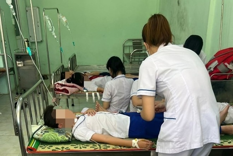 Các em học sinh nghi bị ngộ độc. Ảnh: VOV