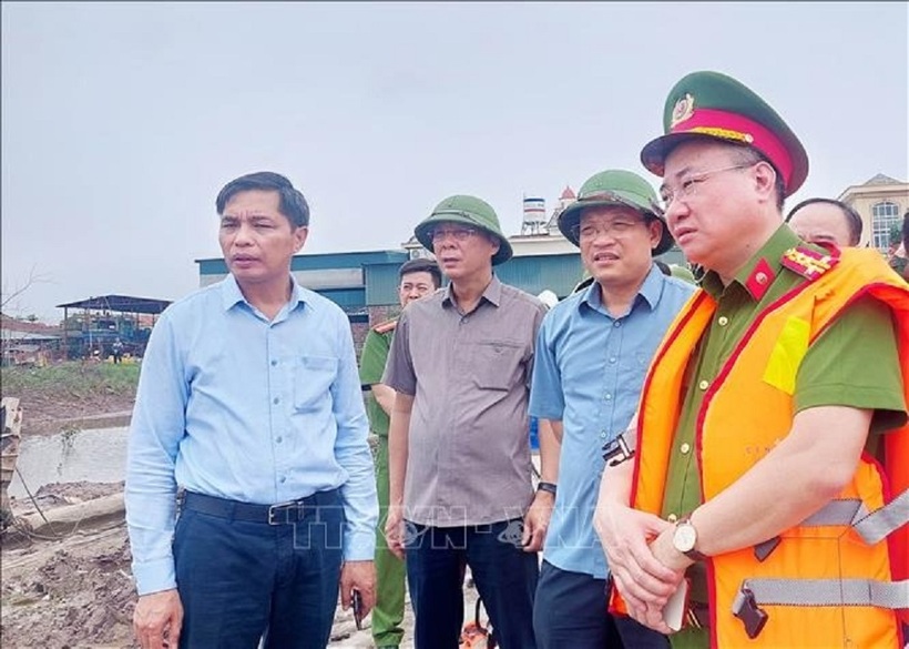 Lãnh đạo UBND tỉnh Quảng Ninh chỉ đạo tìm kiếm cứu nạn và hỗ trợ nạn nhân mất tích. Ảnh: TTXVN