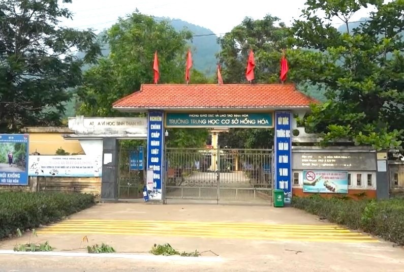 Trường THCS Hồng Hoá, nơi phát hiện học sinh lớp 6 đọc viết chưa thạo. Ảnh: VietNamnet