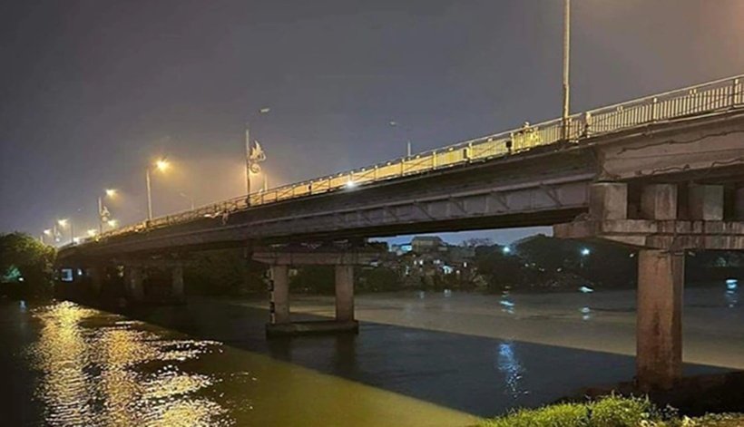 Khu vực cầu Đò Quan (bắc qua sông Đào) nơi nghi phạm nhảy xuống bỏ trốn. (Ảnh: Dân trí)