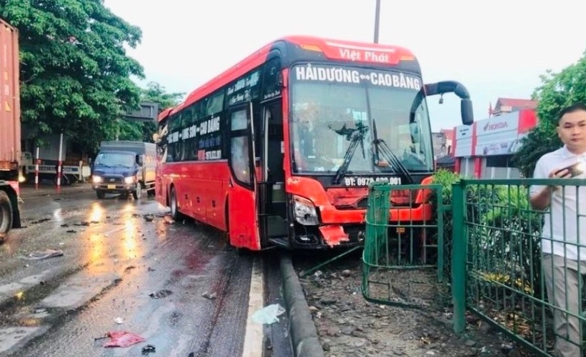 Sau va chạm, chiếc xe khách lao vào lan can quốc lộ 5. (Ảnh: Báo Giao thông)