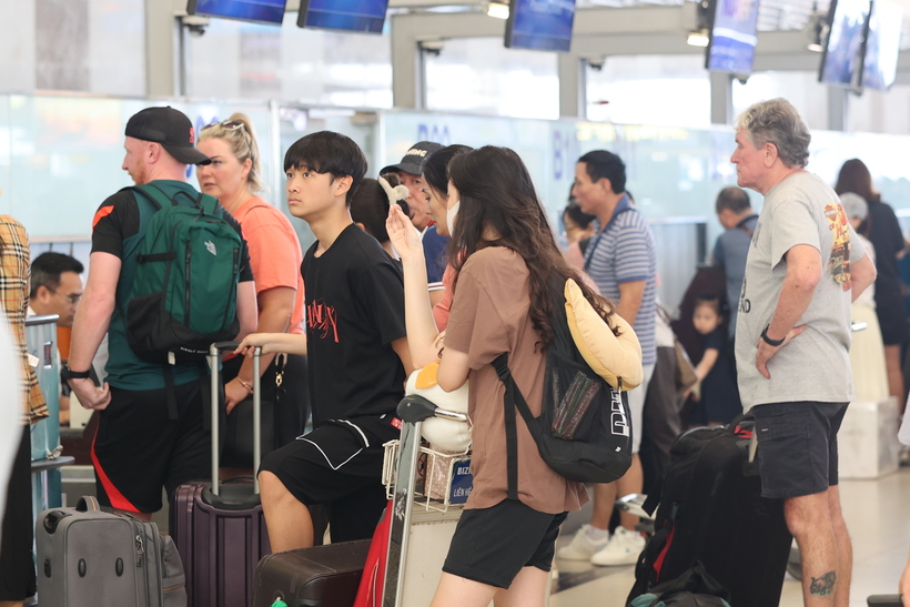 Cảng HKQT Nội Bài cho biết mức sản lượng hành khách đợt cao điểm 30/4 năm nay ghi nhận tăng nhẹ so với ngày thường, tuy nhiên vẫn thấp hơn cùng kỳ năm ngoái.