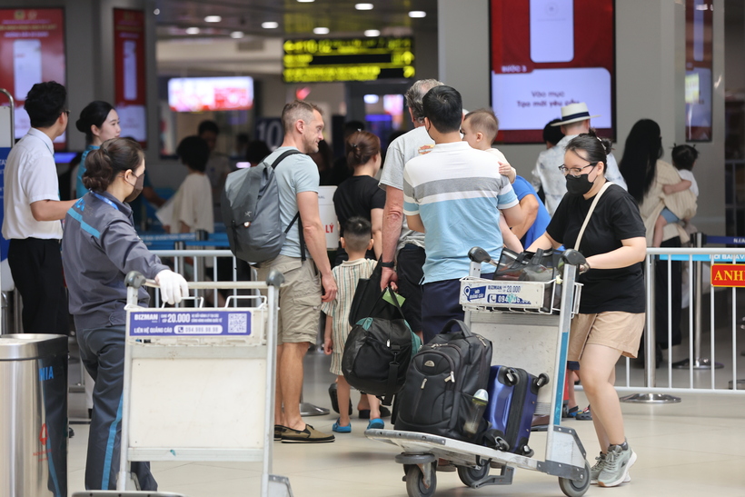 Cục Hàng không Việt Nam đã điều chỉnh tham số điều phối giờ cất hạ cánh (slot) tại Cảng HKQT Nội Bài tăng lên 42 chuyến/giờ với khung giờ ban ngày và 32 chuyến/giờ với khung giờ ban đêm. Điều này giúp các hãng hàng không tăng năng lực phục vụ hành khách dịp cao điểm.