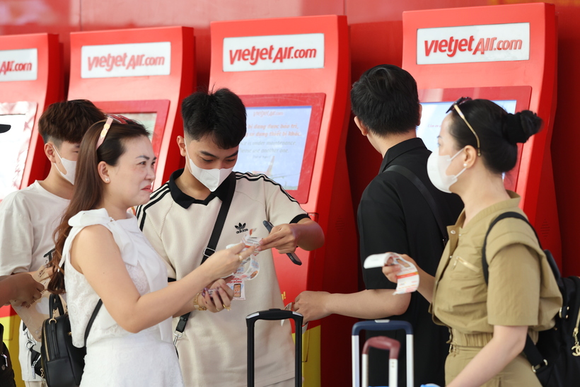 Hành khách làm thủ tục lấy vé đã đặt online.