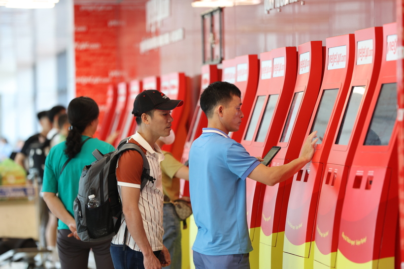 Để không bị chậm, nhỡ chuyến bay, Cảng HKQT Nội Bài lưu ý hành khách cần kiểm tra kỹ tình trạng giấy tờ tùy thân đảm bảo còn đủ thời hạn sử dụng; chủ động lên sớm trước giờ bay (có mặt trước giờ bay 2 tiếng đối với chuyến bay nội địa, 3 tiếng đối với chuyến bay quốc tế)