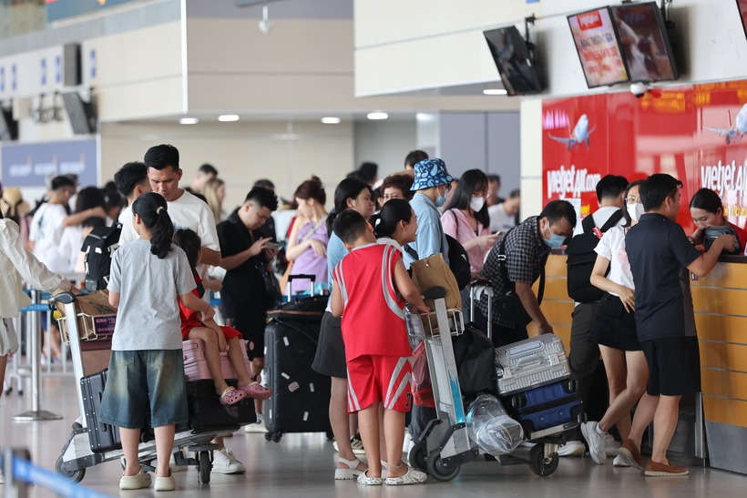 Để đảm bảo tuyệt đối an ninh an toàn chuyến bay, phục vụ tốt nhu cầu đi lại của người dân trong 5 ngày nghỉ lễ, Cảng HKQT Nội Bài cho biết sẽ áp dụng biện pháp tăng cường an ninh cấp độ 1 từ ngày 27/4 đến ngày 1/5.