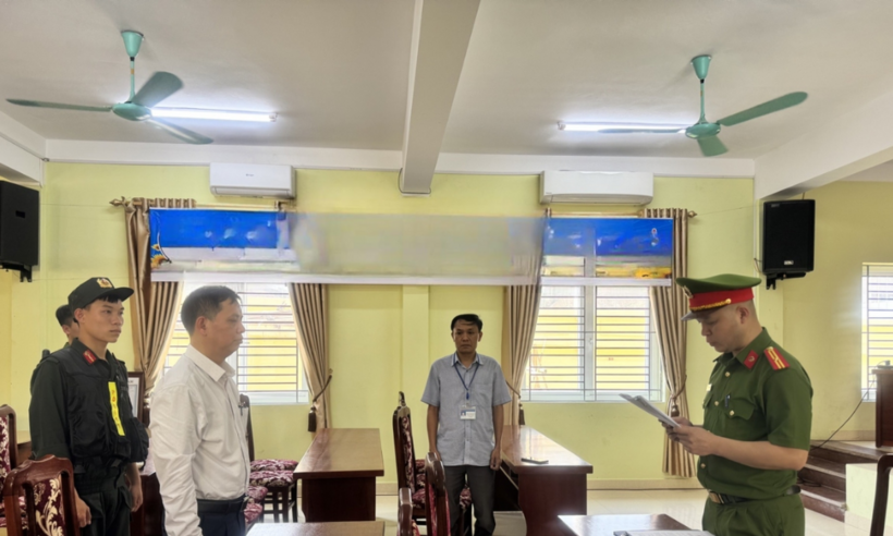 Cơ quan Cảnh sát điều tra thi hành lệnh bắt bị can đối với Nông Xuân Bính (áo trắng). (Ảnh: Công an Bắc Kạn)