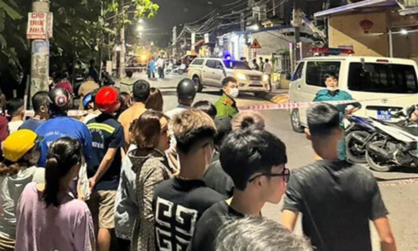 Lực lượng chức năng phong toả hiện trường, điều tra vụ án mạng.