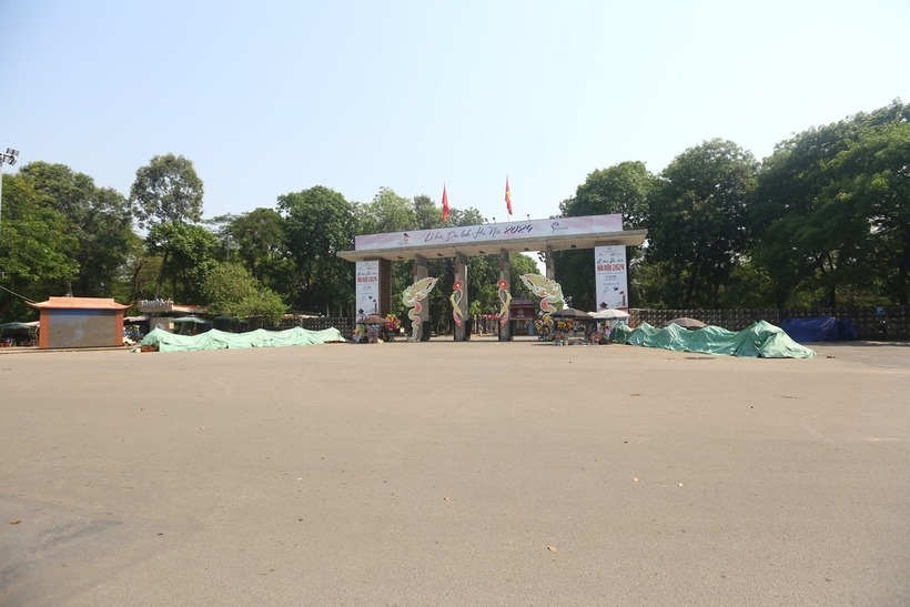 Phố đi bộ Trần Nhân Tông, công viên Thống Nhất (quận Hai Bà Trưng, Hà Nội) nơi đang diễn ra Lễ hội Du lịch Hà Nội vắng khách khi trời nóng như đổ lửa. Ảnh: Tiền Phong