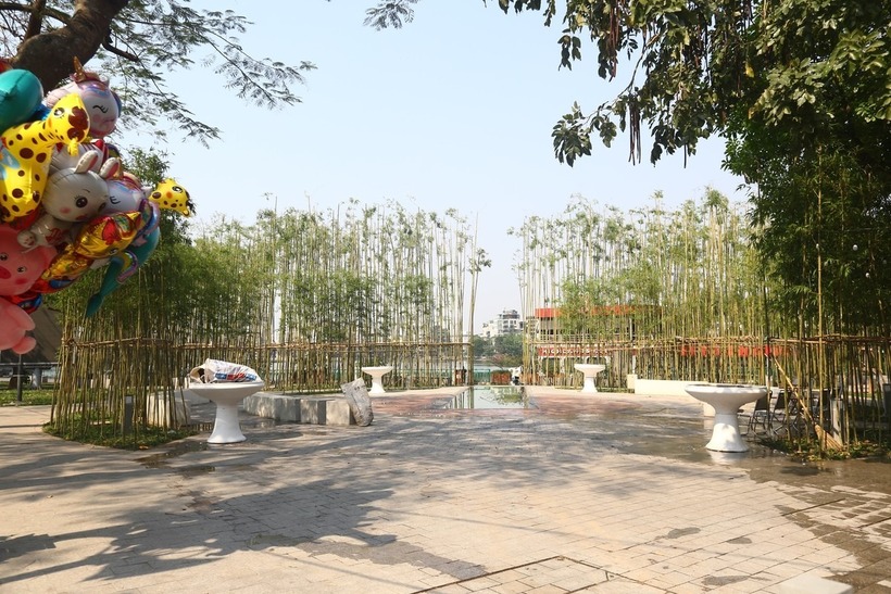 Khu vườn trúc độc đáo bên hồ Trúc Bạch (quận Ba Đình, Hà Nội) vốn thu hút đông đảo du khách tham quan cũng vắng vẻ khác hẳn thường ngày. Ảnh: Tiền Phong